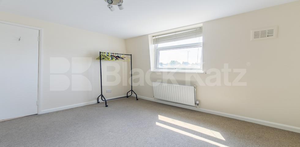 			2 Bedroom, 1 bath, 1 reception Flat			 Upper Street, ISLINGTON N1